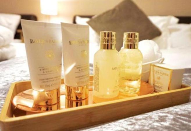 Stratton Cottage Guesthouse Biggleswade Luaran gambar A selection of amenities by L'Occitane
