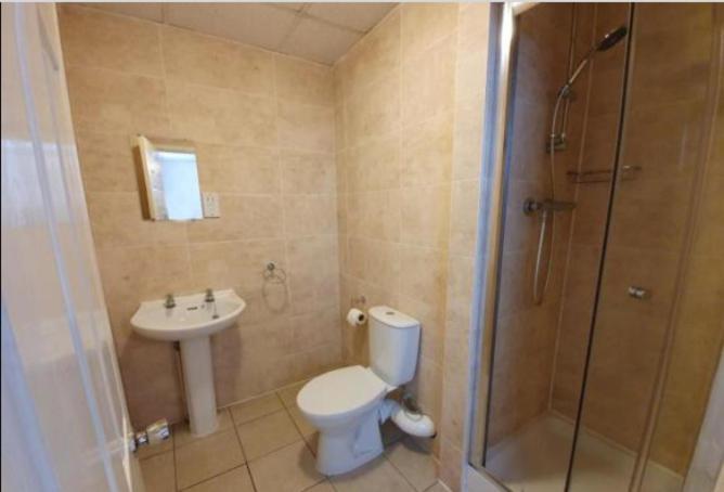Stratton Cottage Guesthouse Biggleswade Luaran gambar A wet room